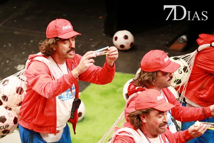 Actuación y entrevista de la murga Valentín, entrenador infantil en la final del COMBA 2026