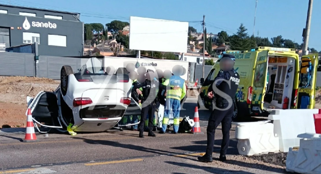 Un aparatoso vuelco a la entrada de Badajoz deja un hombre atrapado