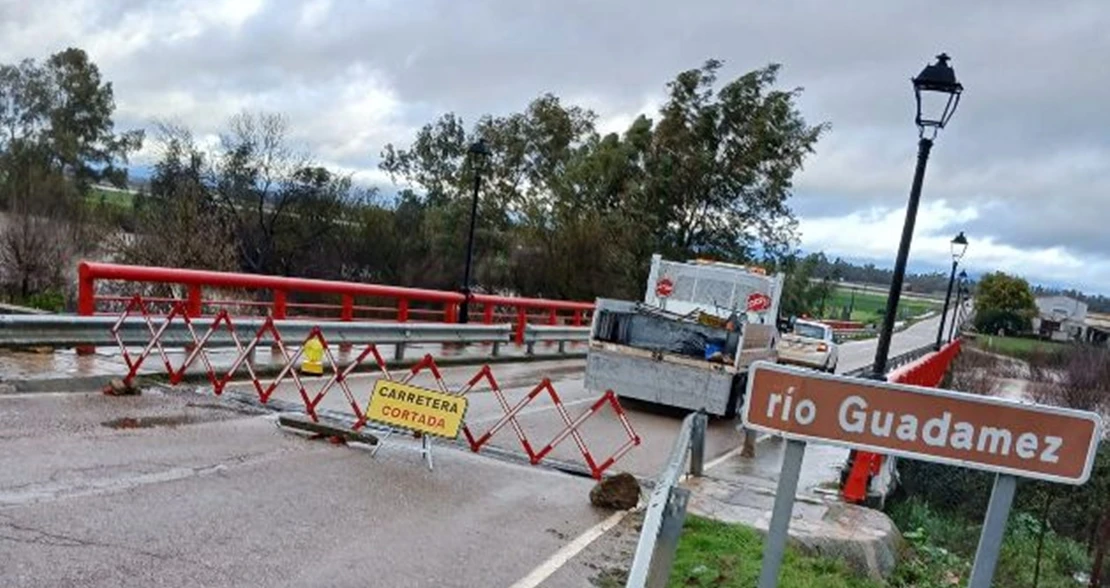 Corte de tráfico de la carretera  BA-142 por inundaciones de los ríos Guadiana y Guadamez