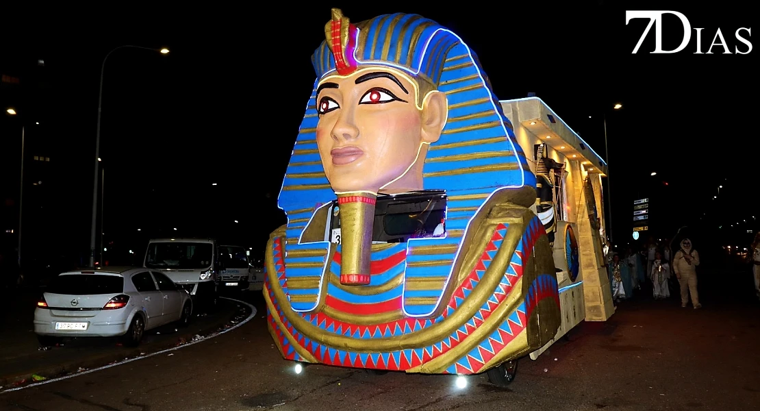 Imágenes de Artefactos y Grupos de Animación en el Gran Desfile del Carnaval de Badajoz 2026