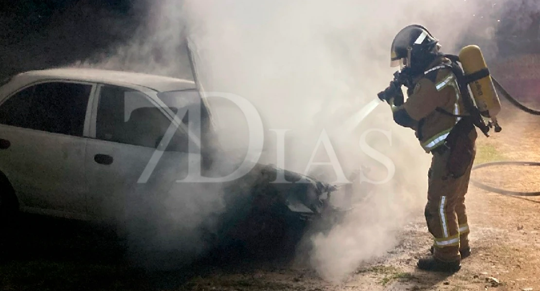 Arde otro vehículo esta madrugada en las calles de Badajoz