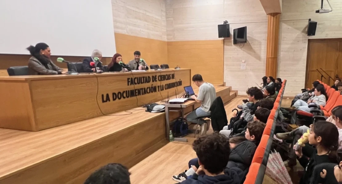 La UEx celebra el Día Mundial de la Radio con un programa dedicado al Carnaval de Badajoz