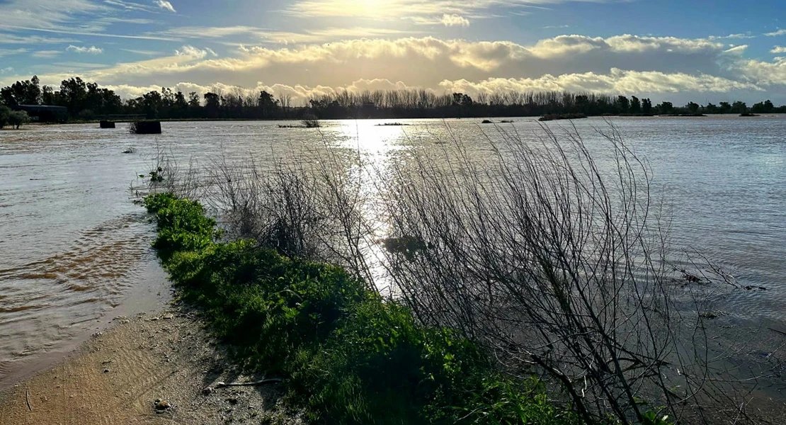 Desalojan las casas aisladas de Gévora ante la crecida del río
