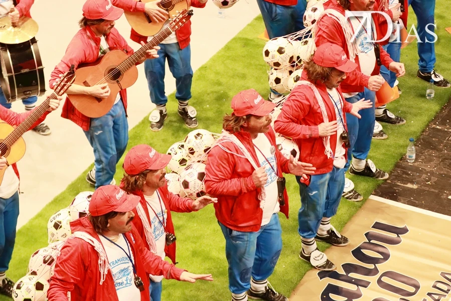 Actuación y entrevista de la murga Valentín, entrenador infantil en la final del COMBA 2026
