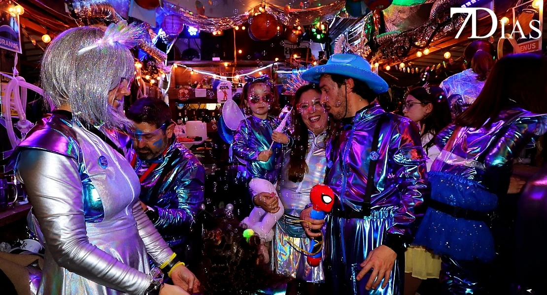 Imágenes de Artefactos y Grupos de Animación en el Gran Desfile del Carnaval de Badajoz 2026