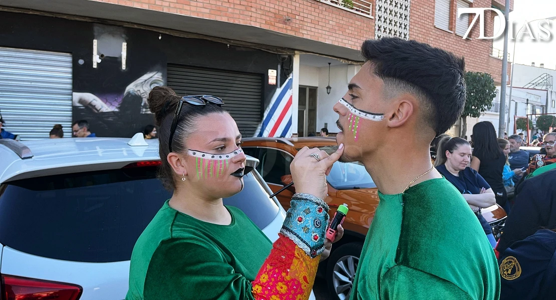 Los carnavaleros apoyan a Balumba maquillándose como la comparsa en Talavera