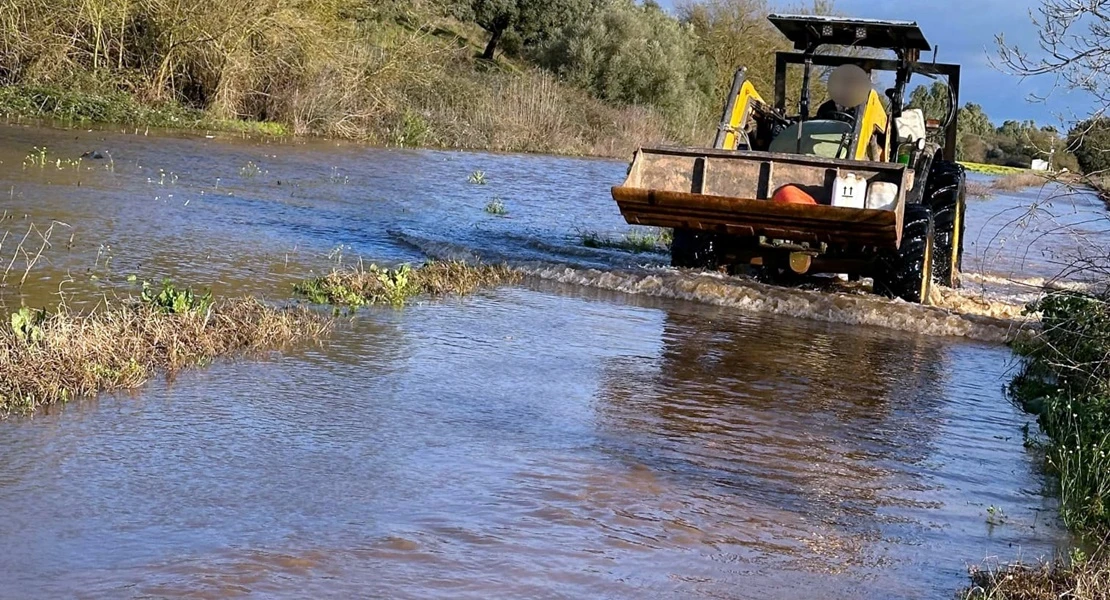 Desalojan las casas aisladas de Gévora ante la crecida del río