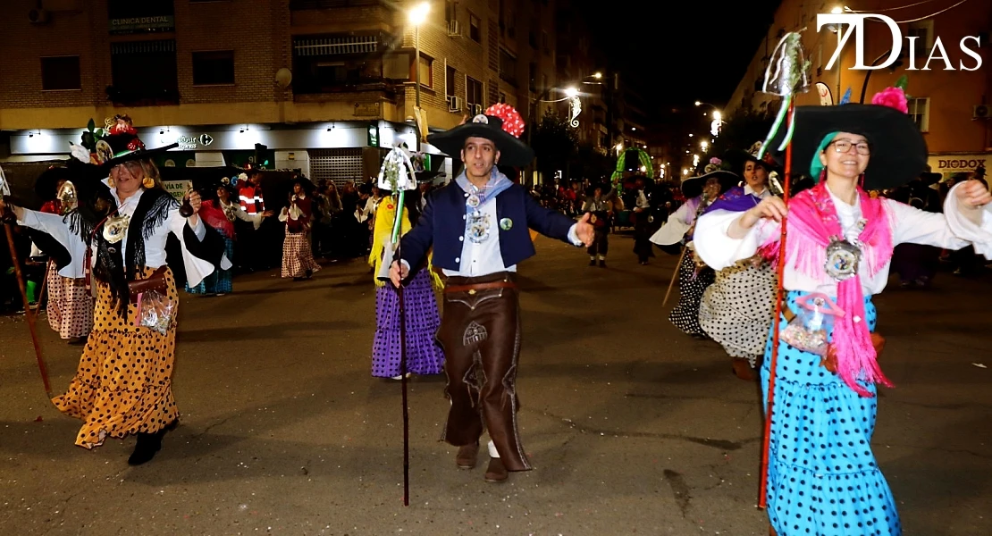 Imágenes de Artefactos y Grupos de Animación en el Gran Desfile del Carnaval de Badajoz 2026
