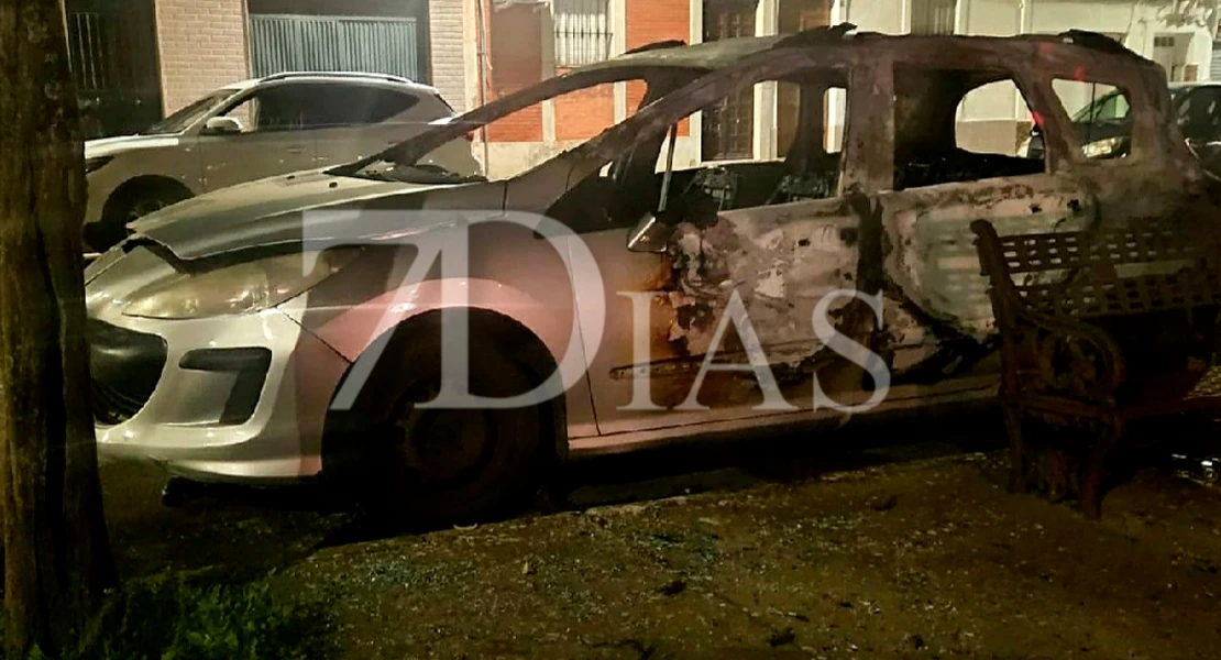 Arde un vehículo en la barriada de San Fernando