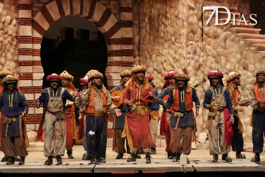 Actuación y entrevista de la murga Al Maridi en la final del COMBA 2026