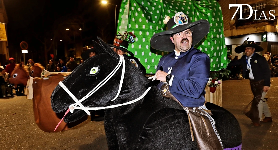 Imágenes de Artefactos y Grupos de Animación en el Gran Desfile del Carnaval de Badajoz 2026