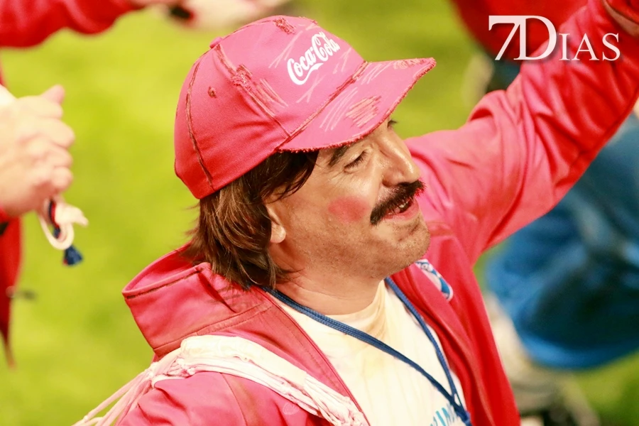 Actuación y entrevista de la murga Valentín, entrenador infantil en la final del COMBA 2026