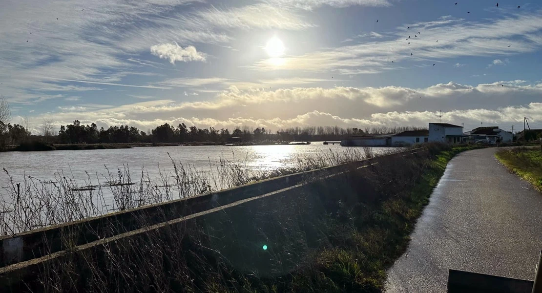 Desalojan las casas aisladas de Gévora ante la crecida del río