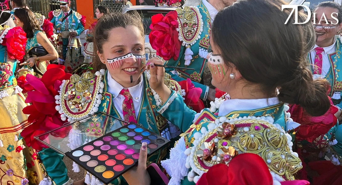 Los carnavaleros apoyan a Balumba maquillándose como la comparsa en Talavera