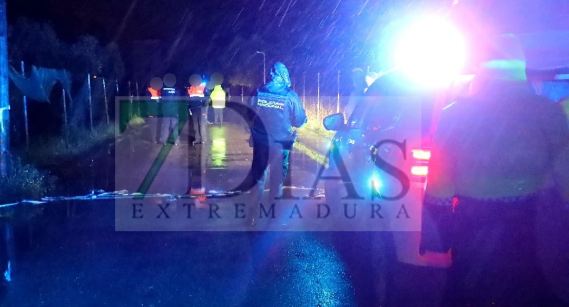 Una familia queda atrapada tras la crecida del río Calamón en Badajoz