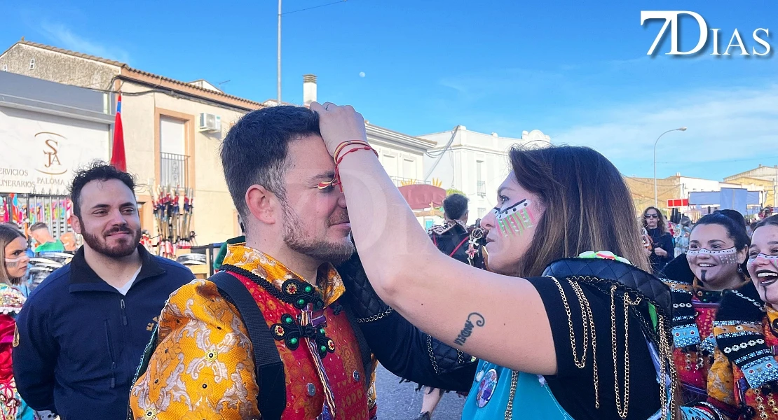 Los carnavaleros apoyan a Balumba maquillándose como la comparsa en Talavera