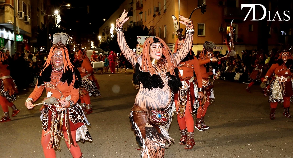 Imágenes de Artefactos y Grupos de Animación en el Gran Desfile del Carnaval de Badajoz 2026