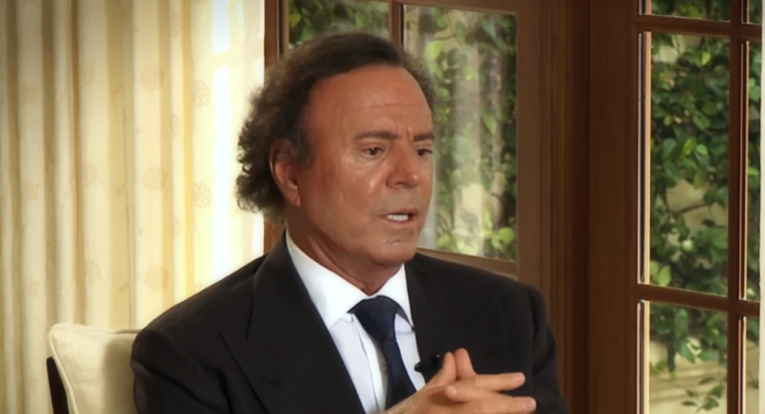 Julio Iglesias planta cara a Yolanda Díaz con una demanda por acusarle de "abusos sexuales"