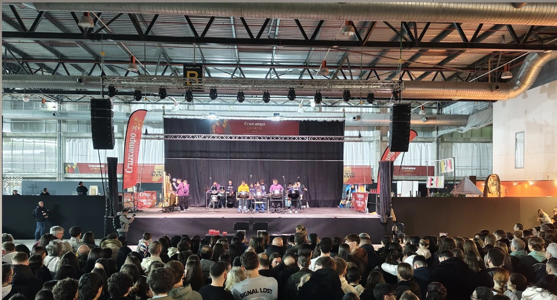 Actuación de la Tamborada de la actuación conjunta