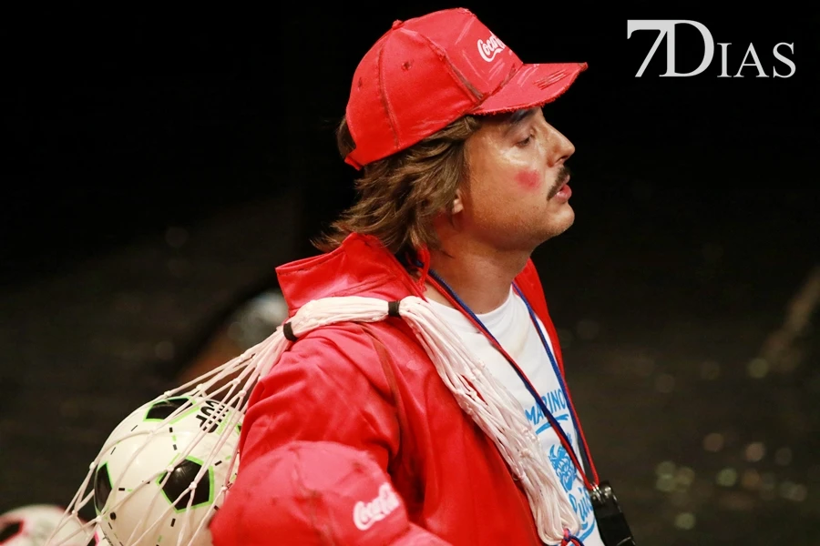 Actuación y entrevista de la murga Valentín, entrenador infantil en la final del COMBA 2026