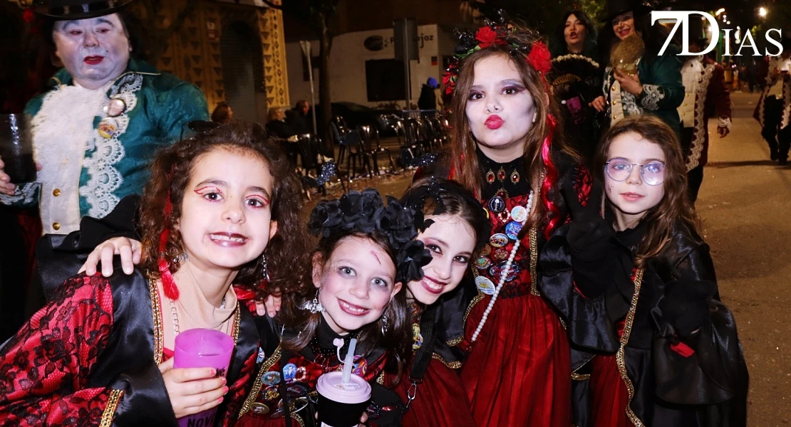 Imágenes de Artefactos y Grupos de Animación en el Gran Desfile del Carnaval de Badajoz 2026