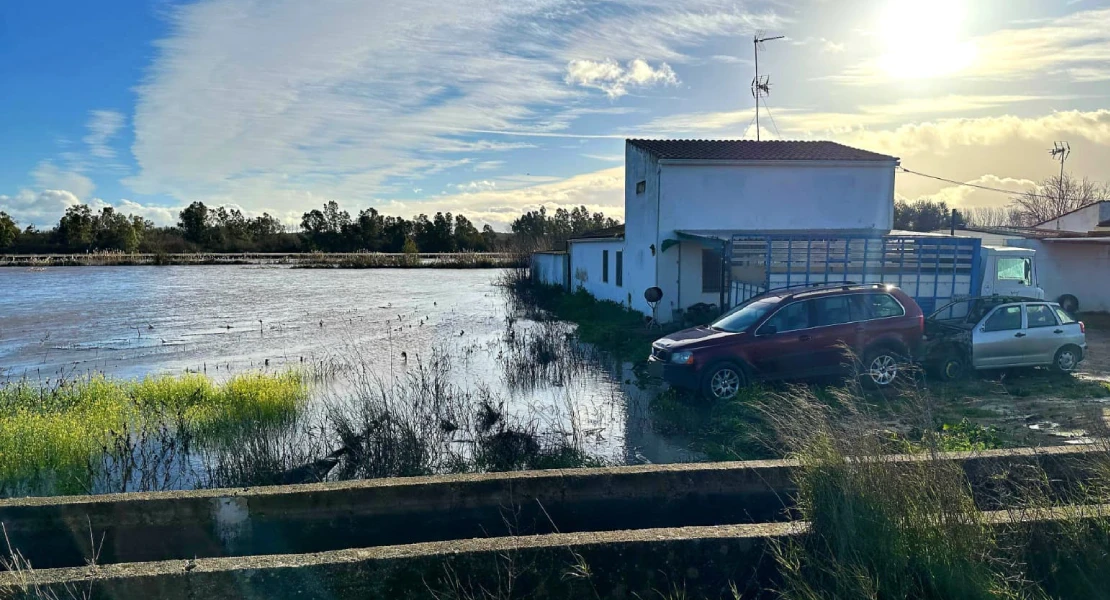 Desalojan las casas aisladas de Gévora ante la crecida del río