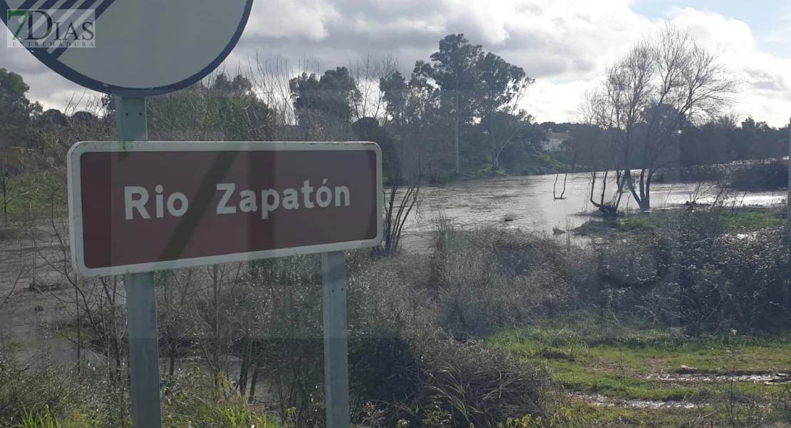 Los desembalses elevan a naranja el nivel del río Zapatón, afluente del Gévora