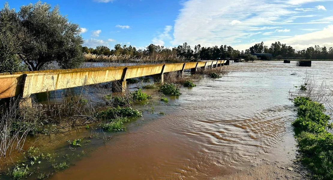 Desalojan las casas aisladas de Gévora ante la crecida del río