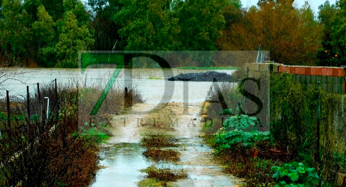 Vecinos de las casas aisladas de Valdebotoa: "Tenemos el agua a las puertas de casa"