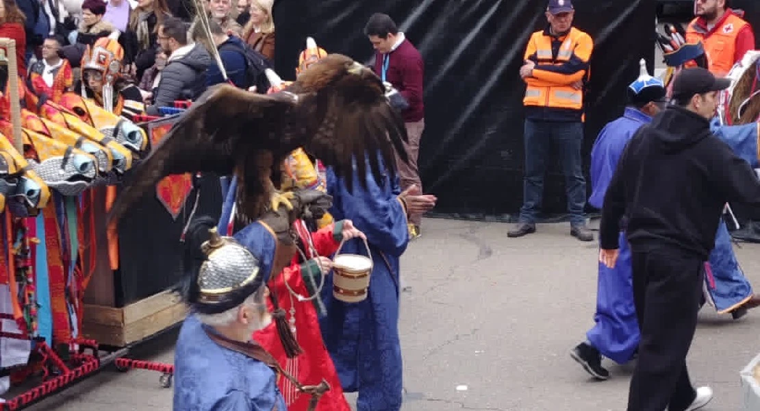 Intervención del Seprona en pleno desfile: lo que ha ocurrido con el águila de El Vaivén