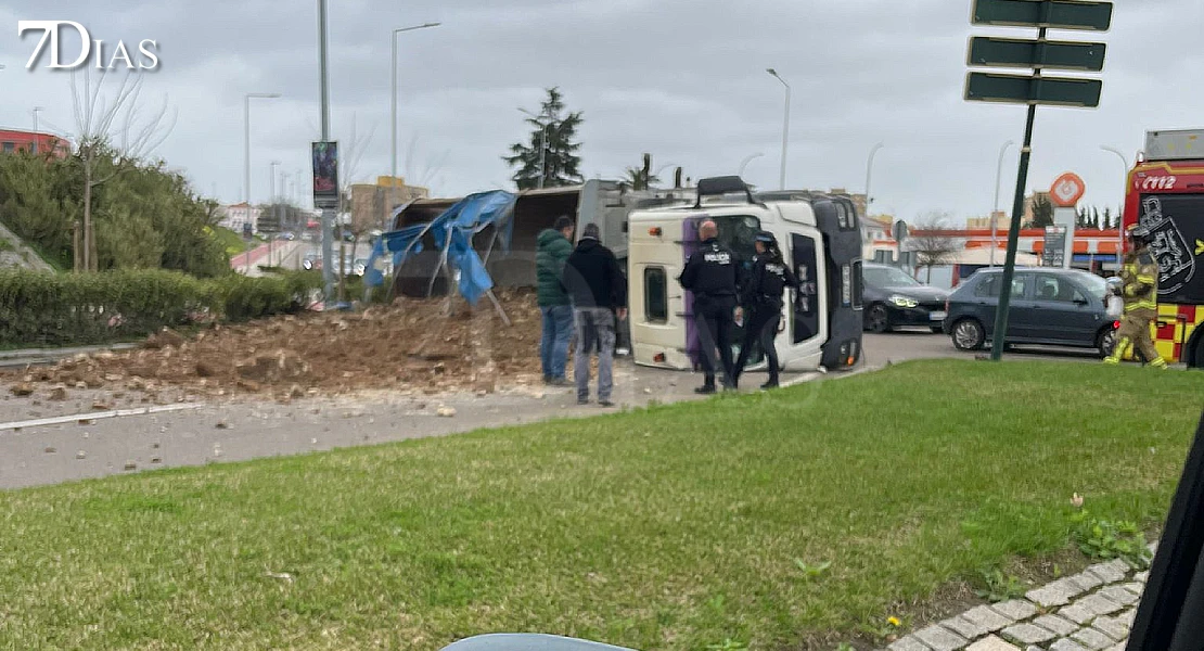 Vuelca un camión y corta la avenida de Elvas de Badajoz