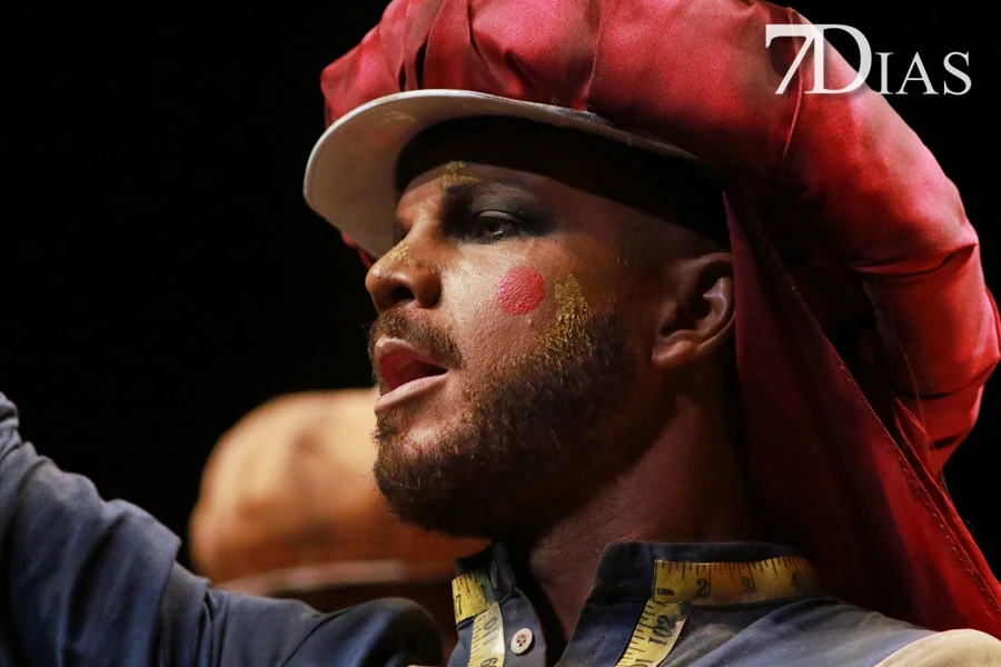 Actuación y entrevista de la murga Al Maridi en la final del COMBA 2026