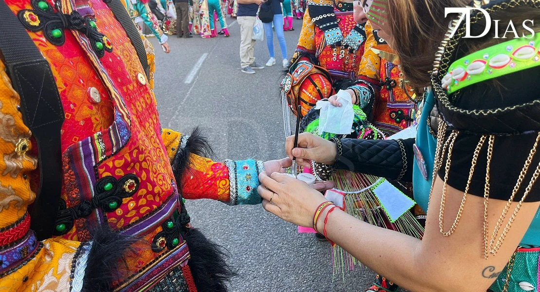 Los carnavaleros apoyan a Balumba maquillándose como la comparsa en Talavera