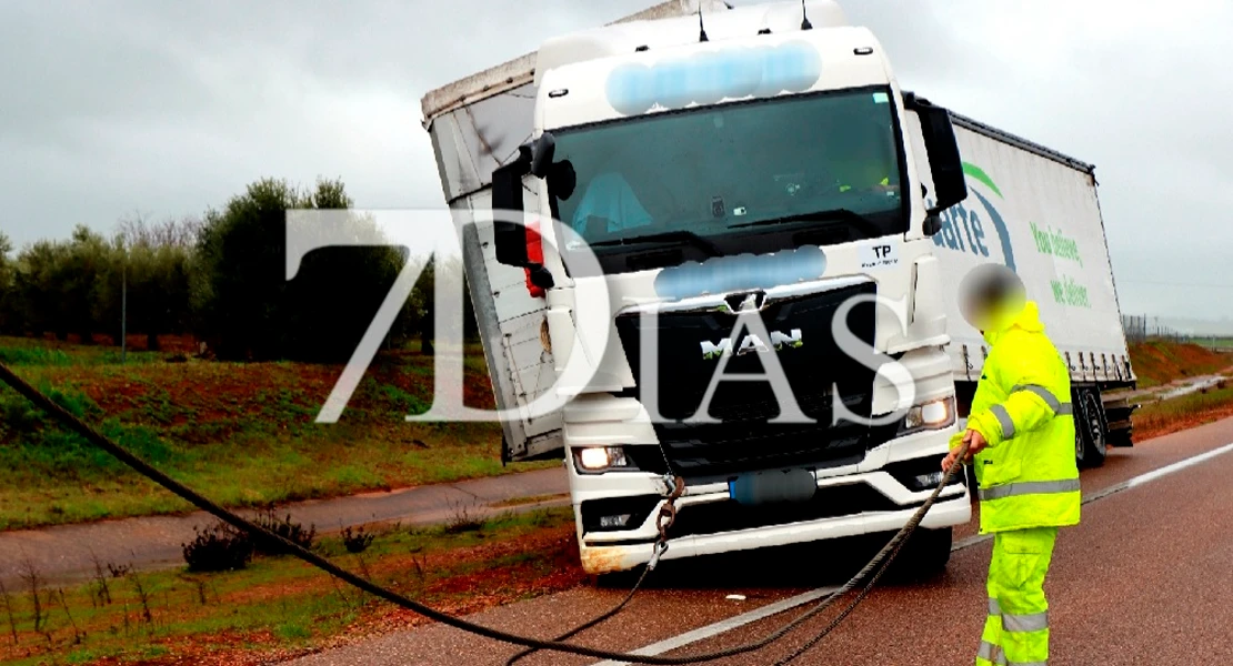 Un camión portugués queda atrapado tras salir de la carretera en Extremadura