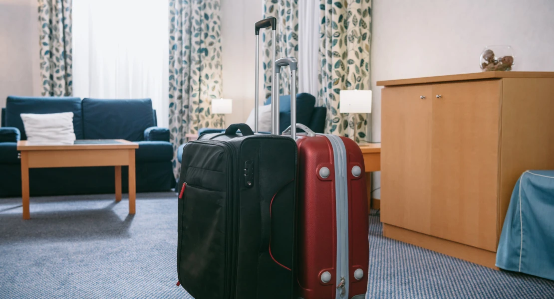 ¿Cuánto ingresan los hoteles extremeños por habitación disponible?