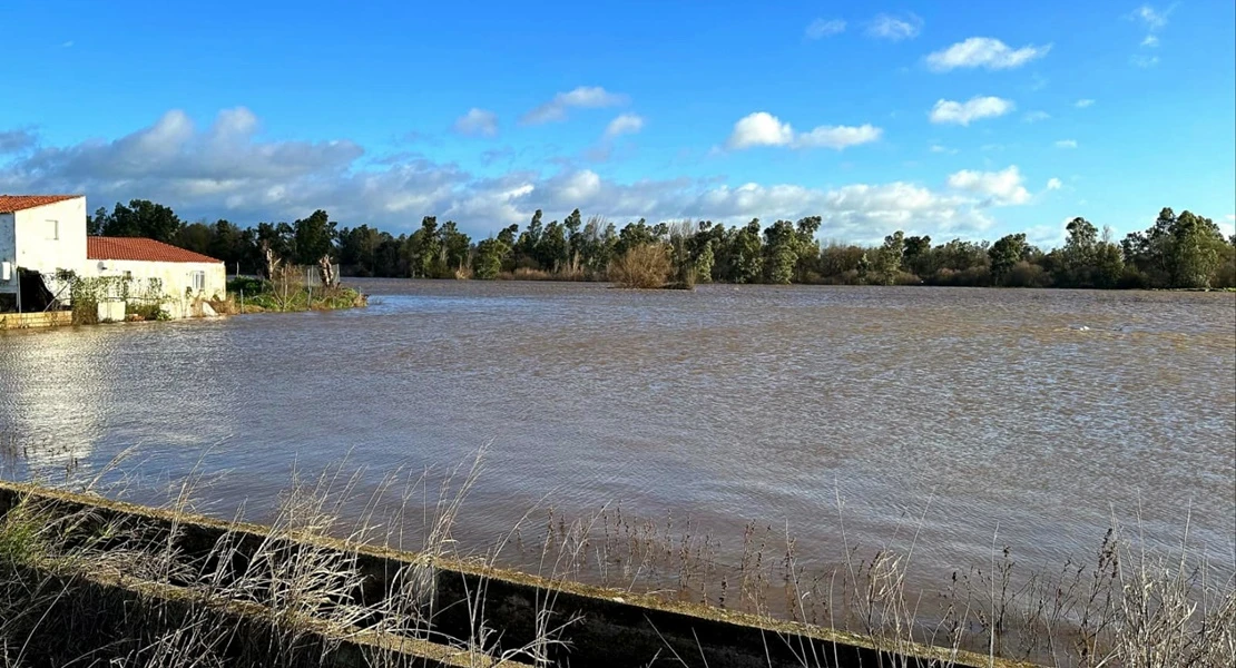 Desalojan las casas aisladas de Gévora ante la crecida del río