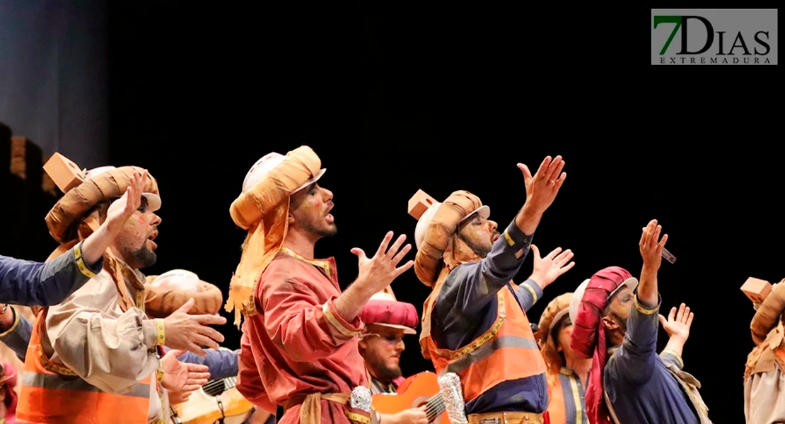 Al Maridi levanta la Alcazaba del carnaval con una actuación brillante y crítica