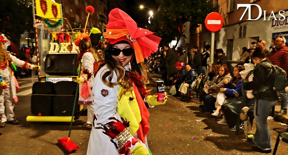 Imágenes de Artefactos y Grupos de Animación en el Gran Desfile del Carnaval de Badajoz 2026