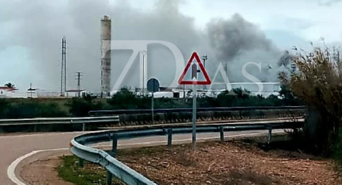 Colapsa parte de una nave en Lobón por un grave incendio