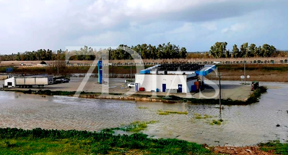 La crecida del Gévora mantiene en vilo a la región con desalojos y cortes de tráfico