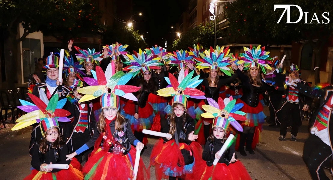 Imágenes de Artefactos y Grupos de Animación en el Gran Desfile del Carnaval de Badajoz 2026