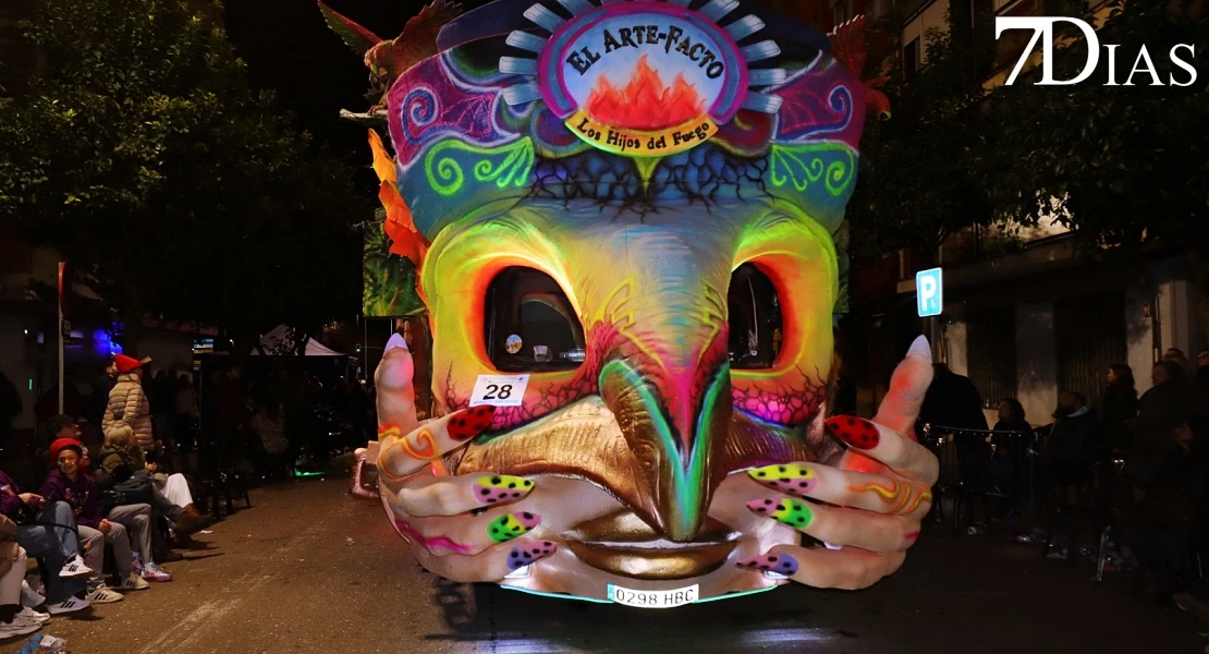 Imágenes de Artefactos y Grupos de Animación en el Gran Desfile del Carnaval de Badajoz 2026