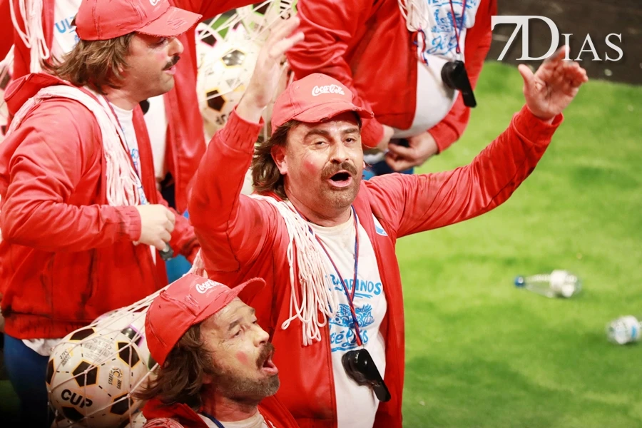 Actuación y entrevista de la murga Valentín, entrenador infantil en la final del COMBA 2026