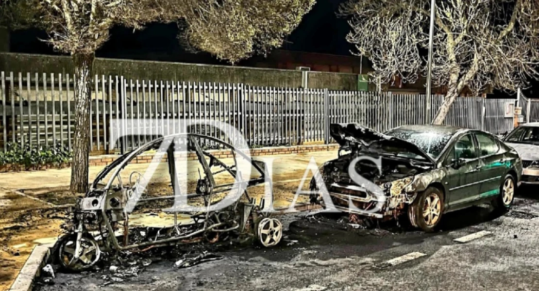 Un incendio calcina dos vehículos esta madrugada en Cáceres