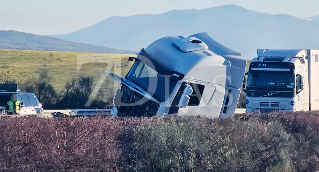 Un camión pierde el control en la A-66 y obliga a regular el tráfico cerca de Plasencia