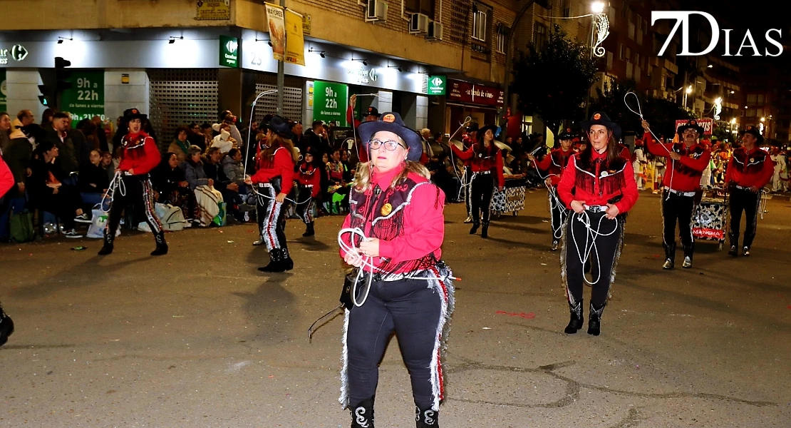 Imágenes de Artefactos y Grupos de Animación en el Gran Desfile del Carnaval de Badajoz 2026