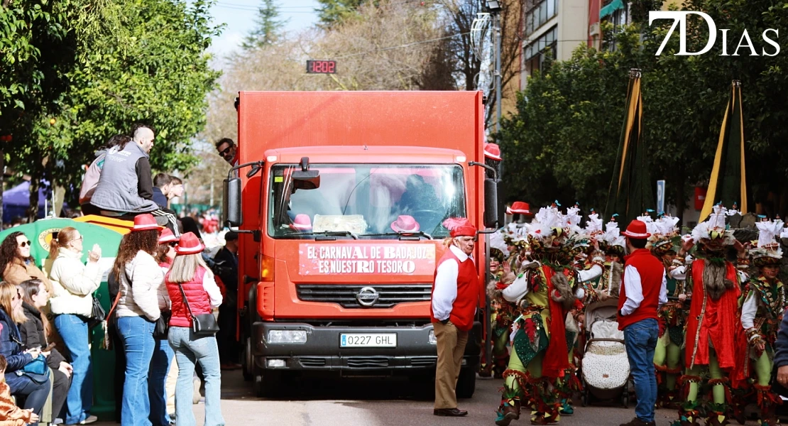 Imágenes de Artefactos y Grupos de Animación en el Gran Desfile del Carnaval de Badajoz 2026