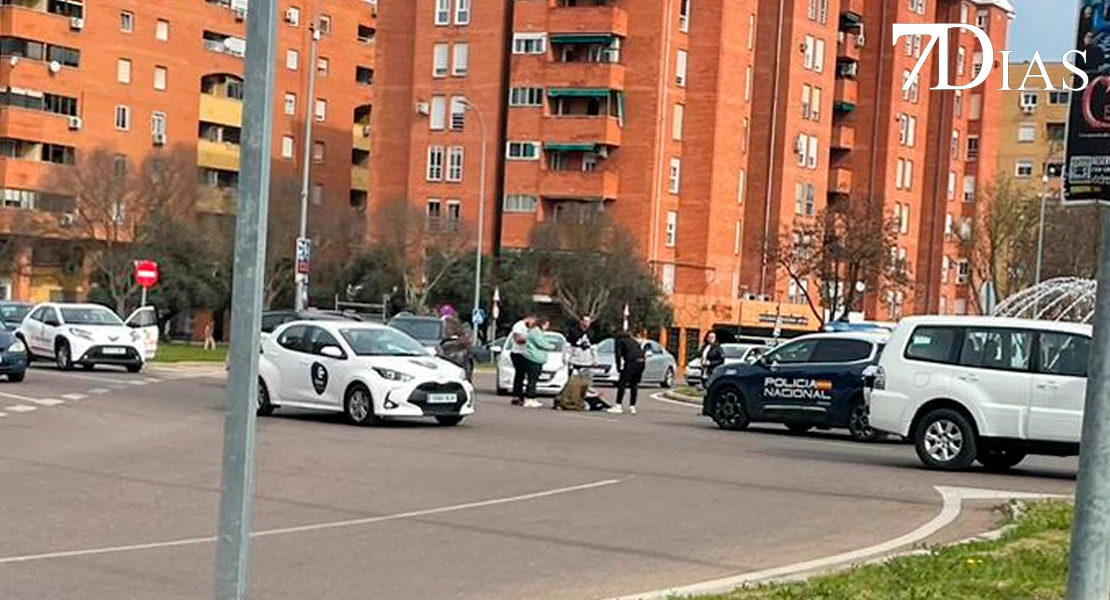 Accidente en una rotonda de Valdepasillas: socorren a una persona