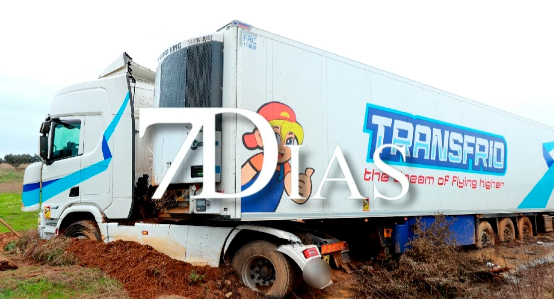 Un tráiler queda destrozado tras accidentarse en la N-523