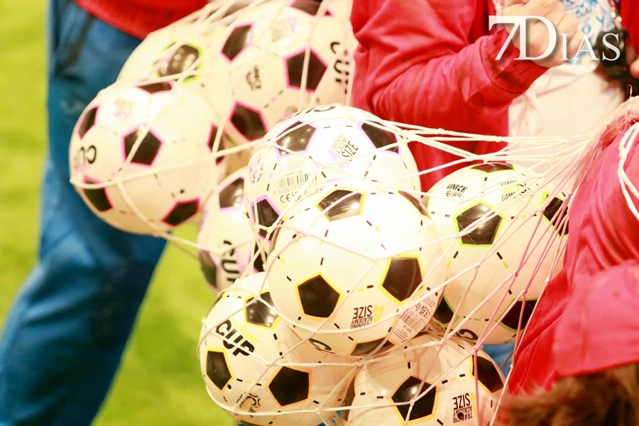 Actuación y entrevista de la murga Valentín, entrenador infantil en la final del COMBA 2026